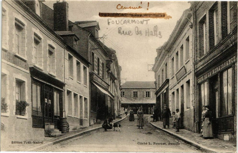 Carte postale ancienne Foucarmont-Rue des Halles à Foucarmont