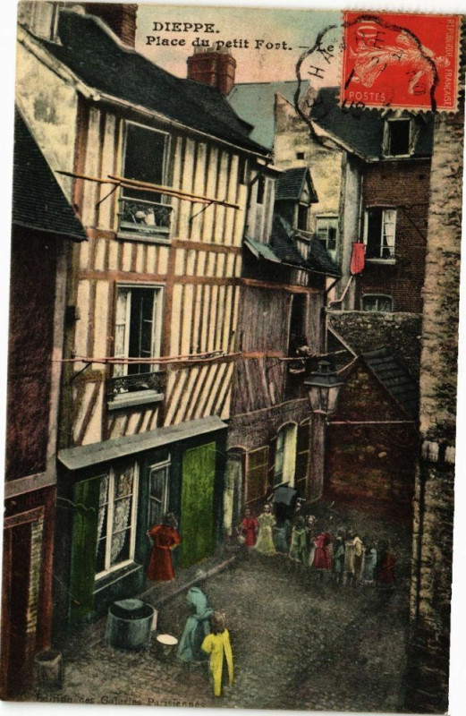 Carte postale ancienne Dieppe-Place du petit Fort à Dieppe
