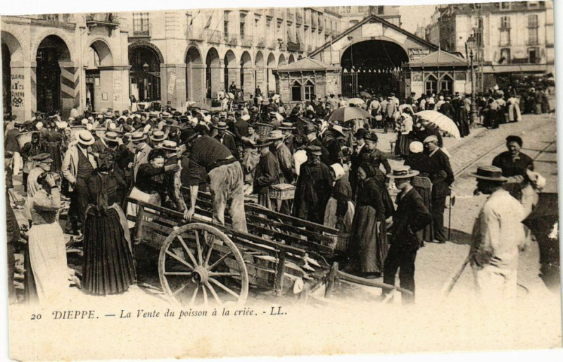 Carte postale ancienne Dieppe-La Vente du poisson a la criée à Dieppe
