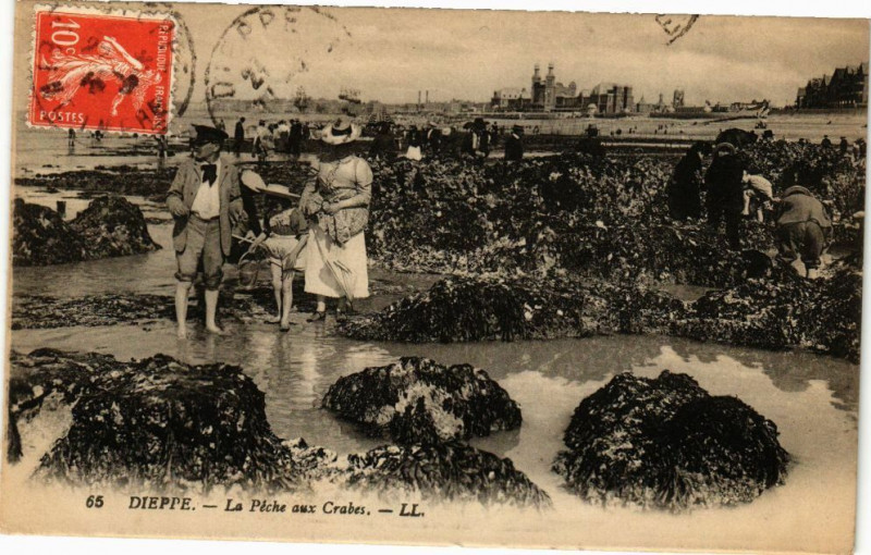 Carte postale ancienne Dieppe-La Peche aux Crabes à Dieppe