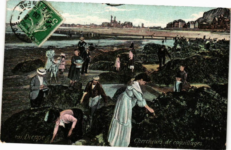 Carte postale ancienne Dieppe-Chercheurs de coquillages à Dieppe