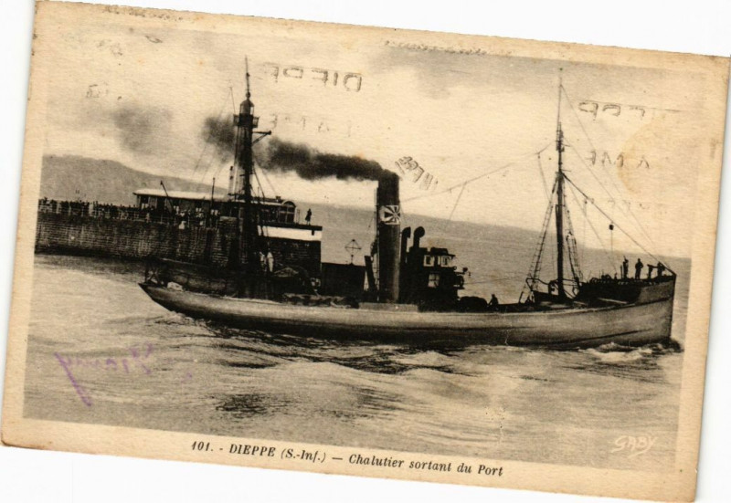 Carte postale ancienne Dieppe-Chalutier sortant du Port à Dieppe