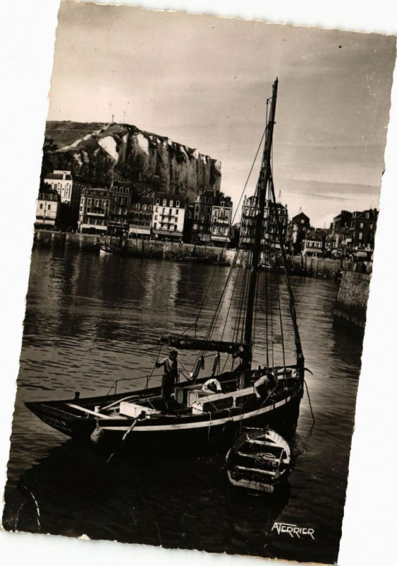 Carte postale ancienne Dans le port du Treport-Le Bateau Pilote