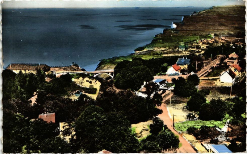 Carte postale ancienne Berneval-sur-Mer-Le Pont et les Falaises