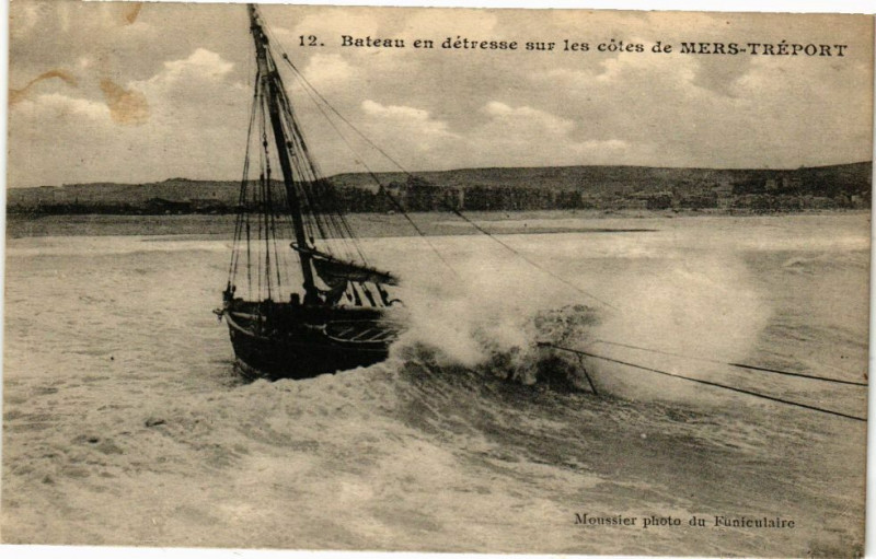 Carte postale ancienne Bateau en detresse sur les cotes de Mers Treport