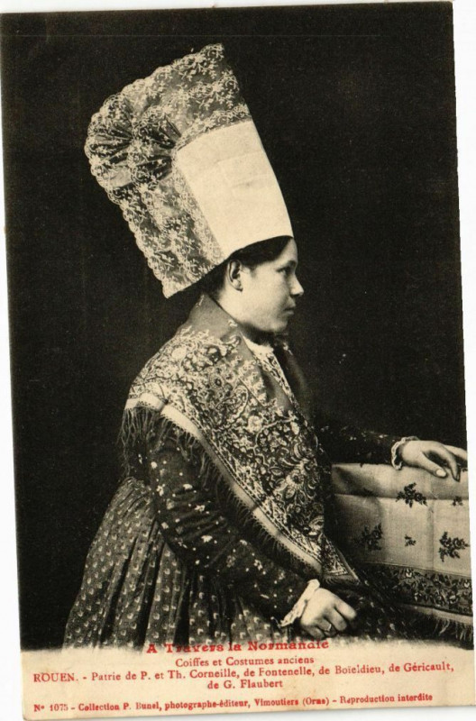 Carte postale ancienne A Travers la Normandie-Coiffes et Costumes anciens