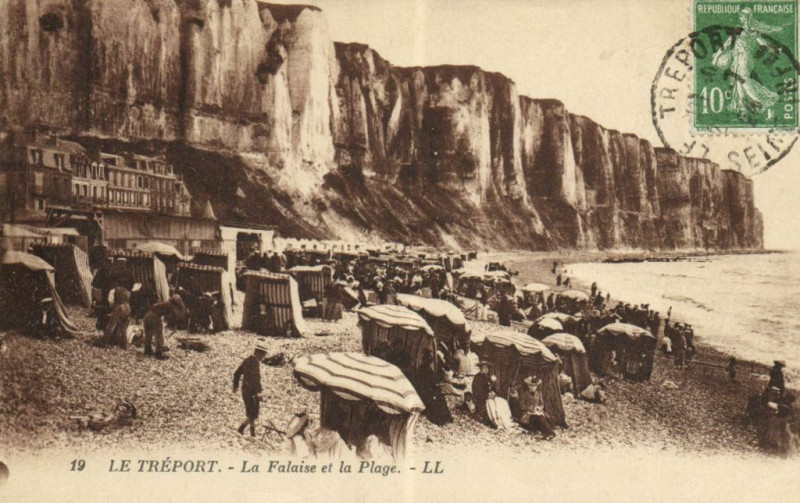 Carte postale ancienne Le Treport - La Falaise et la Plage au Tréport