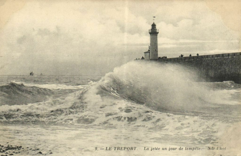 Carte postale ancienne Le Treport - La jetée un jour de tempete au Tréport