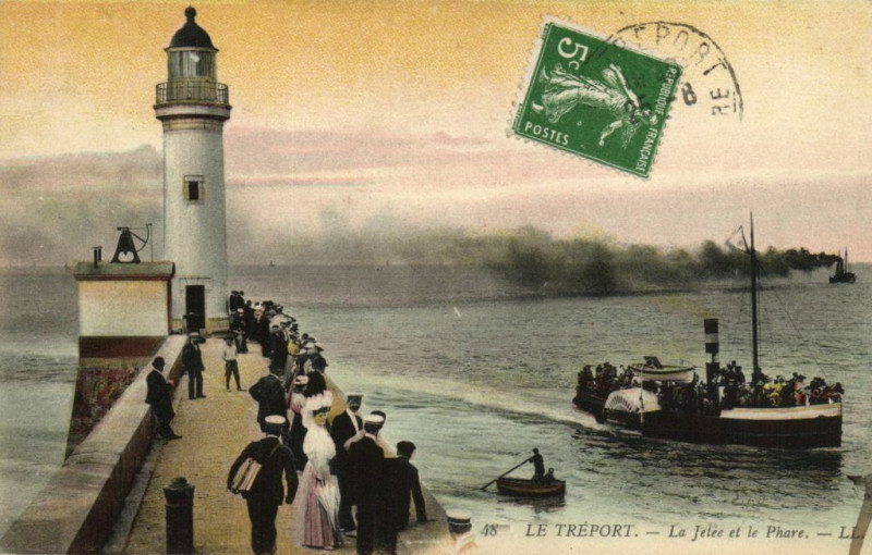 Carte postale ancienne Le Treport - La Jetée et le Phare au Tréport