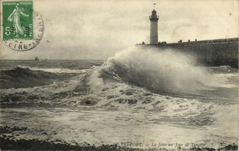 Carte postale ancienne Le Treport - La Jetée un Jour de Tempete au Tréport