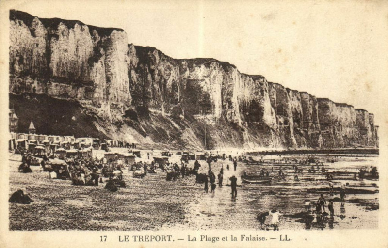 Carte postale ancienne Le Treport - La Plage et la Falaise au Tréport