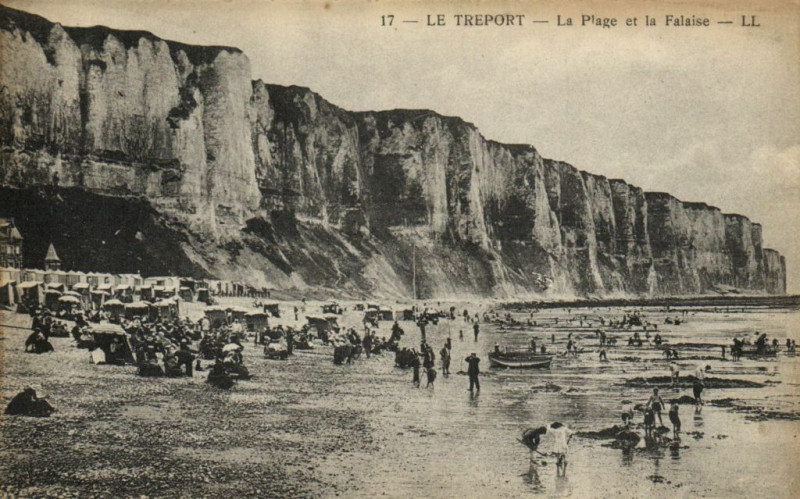 Carte postale ancienne Le Treport - La Plage et la Falaise au Tréport
