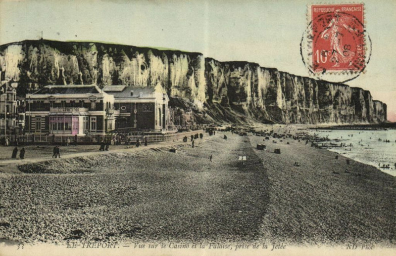 Carte postale ancienne Le Treport - Vue sur le Casino et la Falaise pris de la Jetée au Tréport