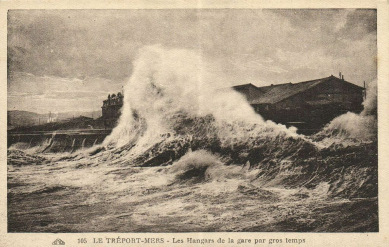 Carte postale ancienne Le Treport-Mers - Les Hangars de la gare par gros temps au Tréport