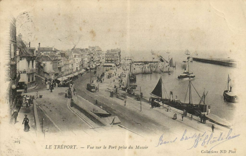 Carte postale ancienne Le Treport - Vue sur le Port prise du Musoir au Tréport