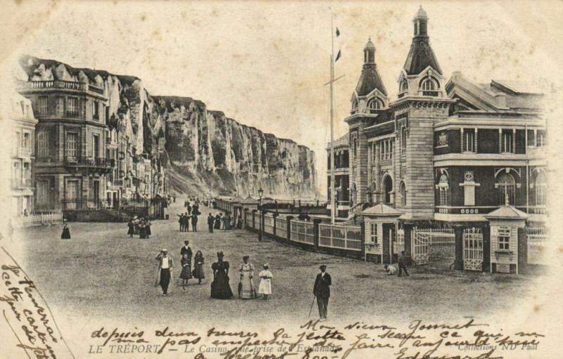 Carte postale ancienne Le Treport - Le Casino vue prise de L'Esplanade au Tréport