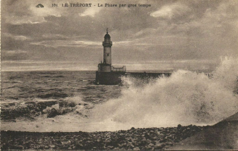 Carte postale ancienne Le Treport - Le Phare par gros temps au Tréport