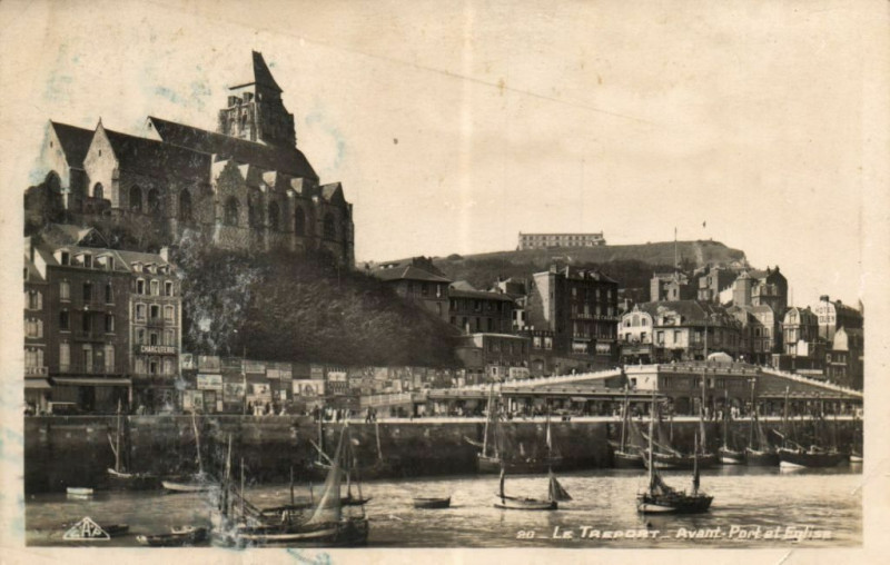 Carte postale ancienne Le Treport - Avant Port et Eglise au Tréport