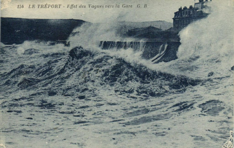 Carte postale ancienne Le Treport - Effet des Vagues vers la Gare au Tréport