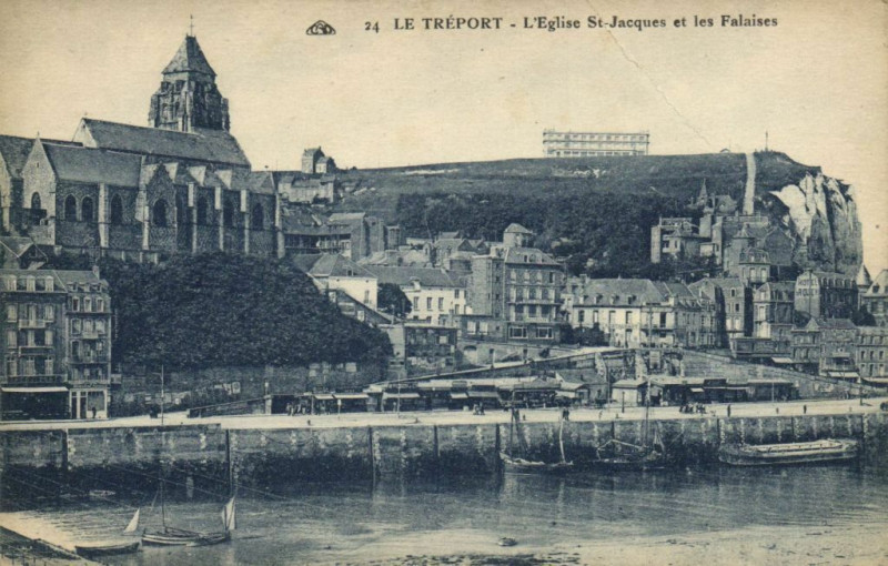 Carte postale ancienne Le Treport - L'Eglise Saint-Jacques et les Falaises au Tréport