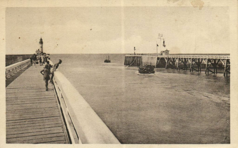 Carte postale ancienne Le Treport - L'Entrée du Port au Tréport