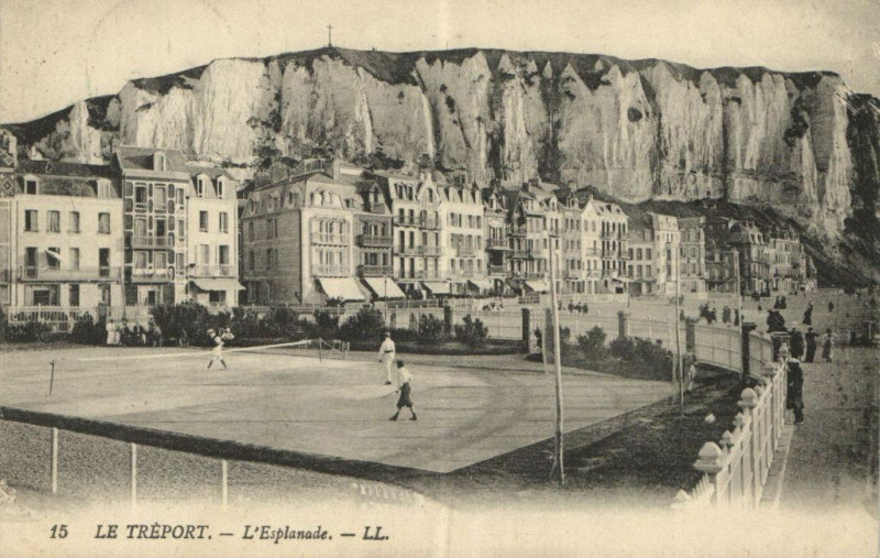 Carte postale ancienne Le Treport - L'Esplanade au Tréport
