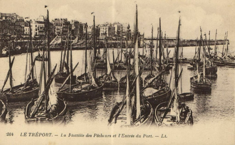 Carte postale ancienne Le Treport - La Flottille des Peches et l'Entrée du Port au Tréport