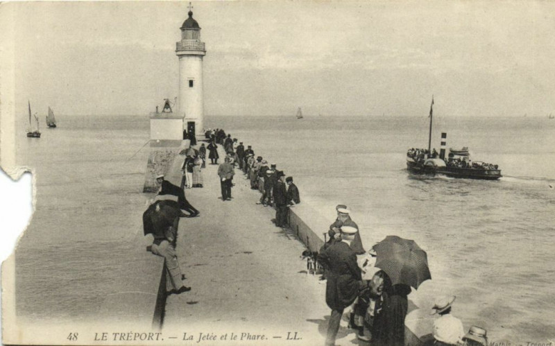 Carte postale ancienne Le Treport - La Jetée et le Phare au Tréport
