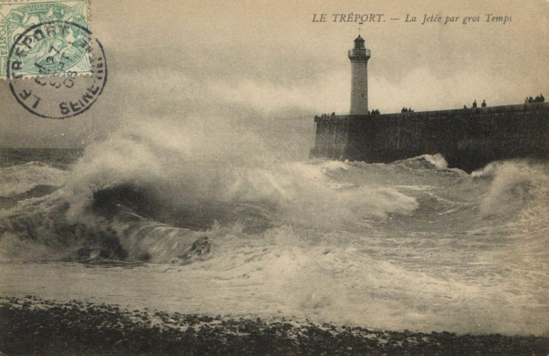 Carte postale ancienne Le Treport - La Jetée par gros Temps au Tréport