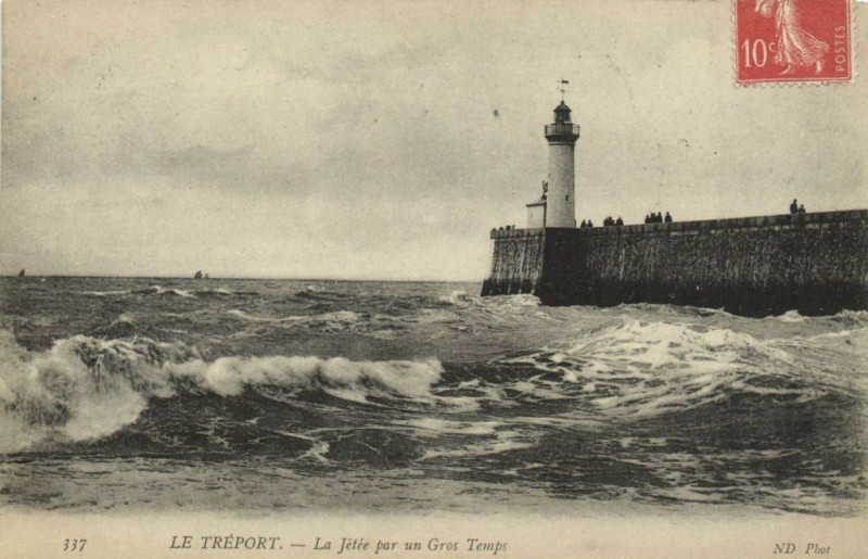 Carte postale ancienne Le Treport - La Jetée par un Gros Temps au Tréport