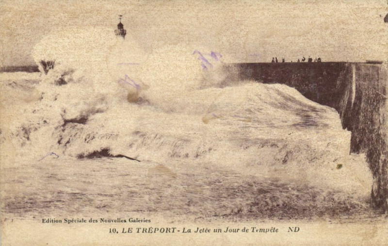 Carte postale ancienne Le Treport - La Jetée un Jour de Tempete au Tréport
