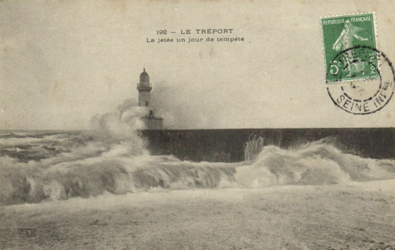 Carte postale ancienne Le Treport - La jetée un jour de tempete au Tréport