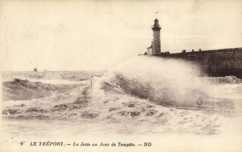 Carte postale ancienne Le Treport - La Jetée un Jour de Tempete au Tréport