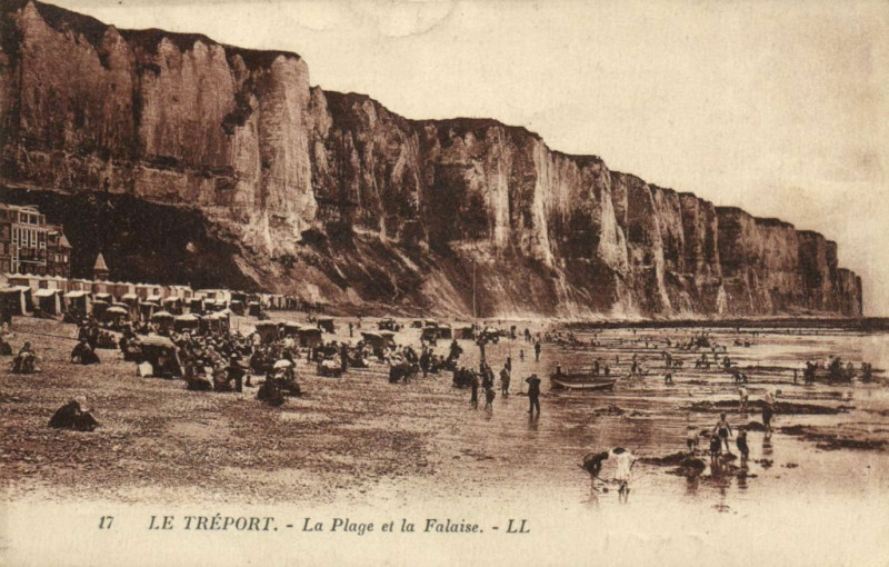 Carte postale ancienne Le Treport - La Plage et la Falaise au Tréport