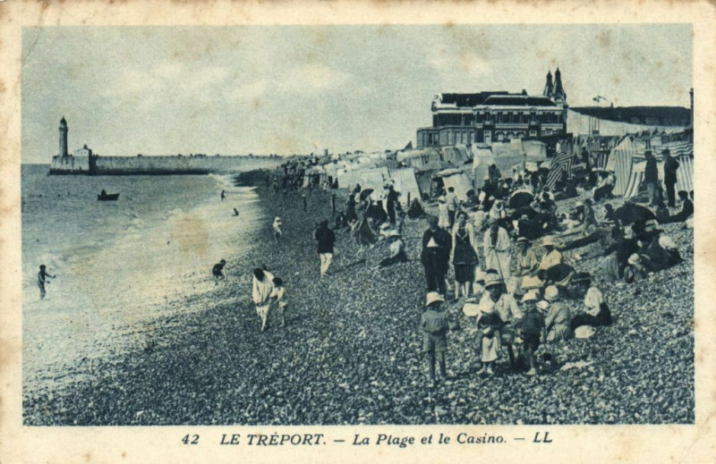 Carte postale ancienne Le Treport - La Plage et le Casino au Tréport