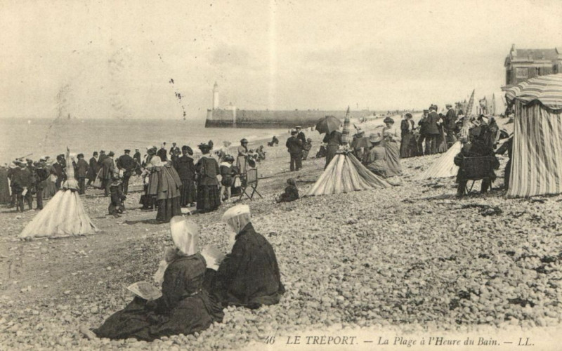 Carte postale ancienne Le Treport - La Plage a l'Heure du Bain au Tréport