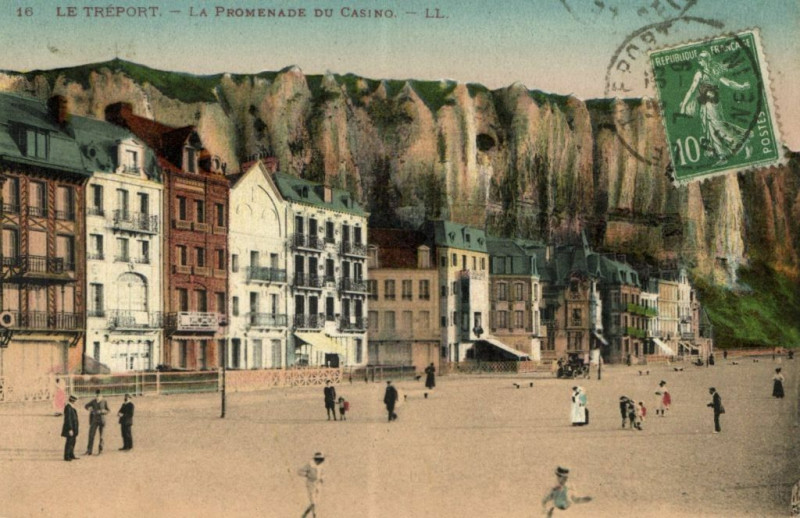 Carte postale ancienne Le Treport - La Promenade du Casino au Tréport
