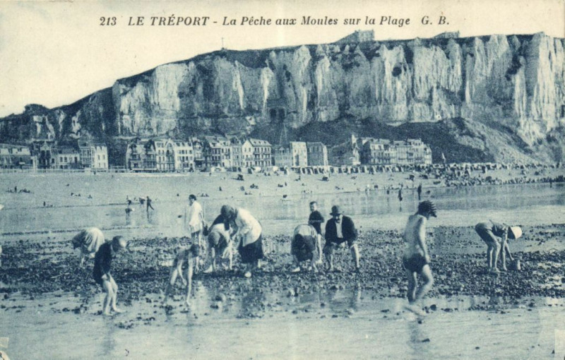Carte postale ancienne Le Treport - La Peche aux Montes sur la Plage au Tréport