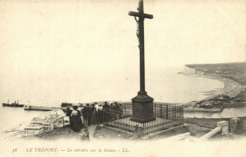 Carte postale ancienne Le Treport - Le calvaire sur la falaise au Tréport
