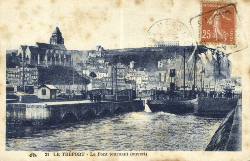 Carte postale ancienne Le Treport - Le Pont Tournant (ouvert) au Tréport