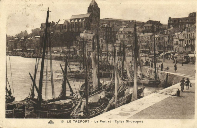 Carte postale ancienne Le Treport - Le Port et l'Eglise Saint-Jacques au Tréport
