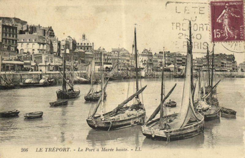 Carte postale ancienne Le Treport - Le Port a Marée haute au Tréport