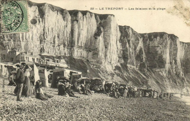 Carte postale ancienne Le Treport - Les falaises et la plage au Tréport
