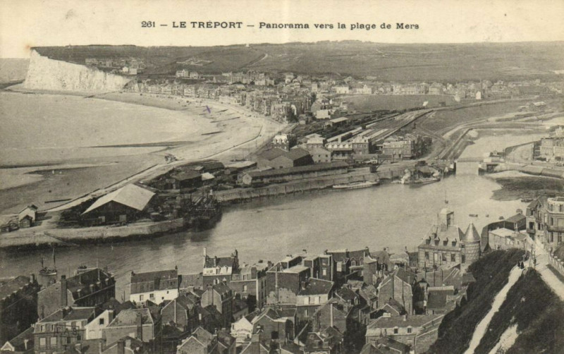 Carte postale ancienne Le Treport - Panorama vers la plage de Mers au Tréport