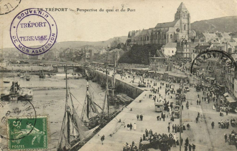 Carte postale ancienne Le Treport - Perspective du Quai et du Port au Tréport