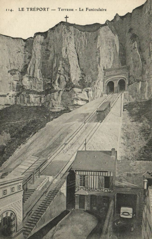 Carte postale ancienne Le Treport - Terrasse - Le Funiculaire au Tréport