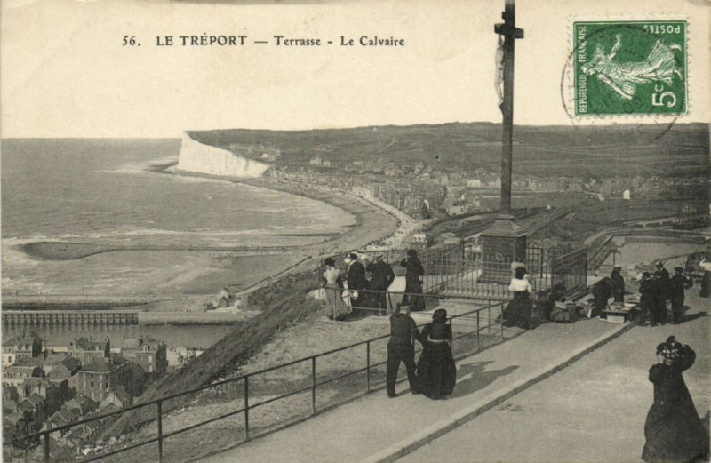 Carte postale ancienne Le Treport - Terrasse - Le Calvaire au Tréport
