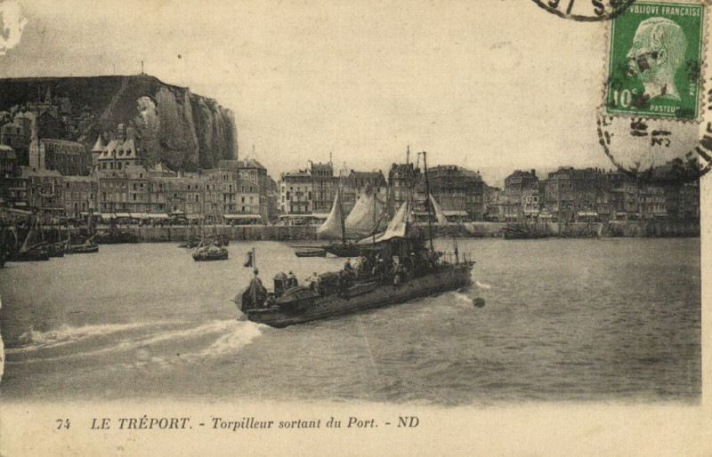 Carte postale ancienne Le Treport - Torpilleux sortant du Port au Tréport