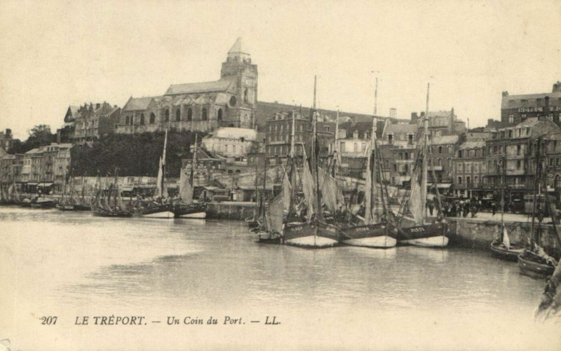 Carte postale ancienne Le Treport - Un Coin du Port au Tréport