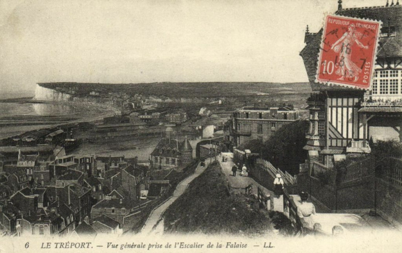 Carte postale ancienne Le Treport - Vue générale prise de l'Escalier de la Falaise au Tréport